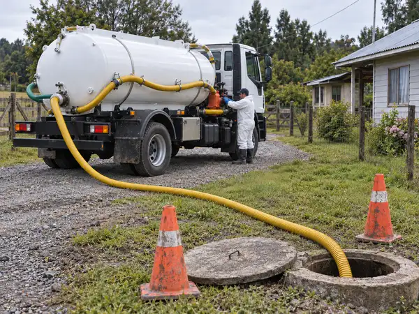 Camión al vacío operando en terreno